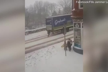 Món quà bất ngờ dành tặng người phụ nữ giúp... đẩy xe tải lên dốc