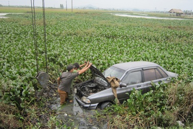 Ôtô “lội” sông