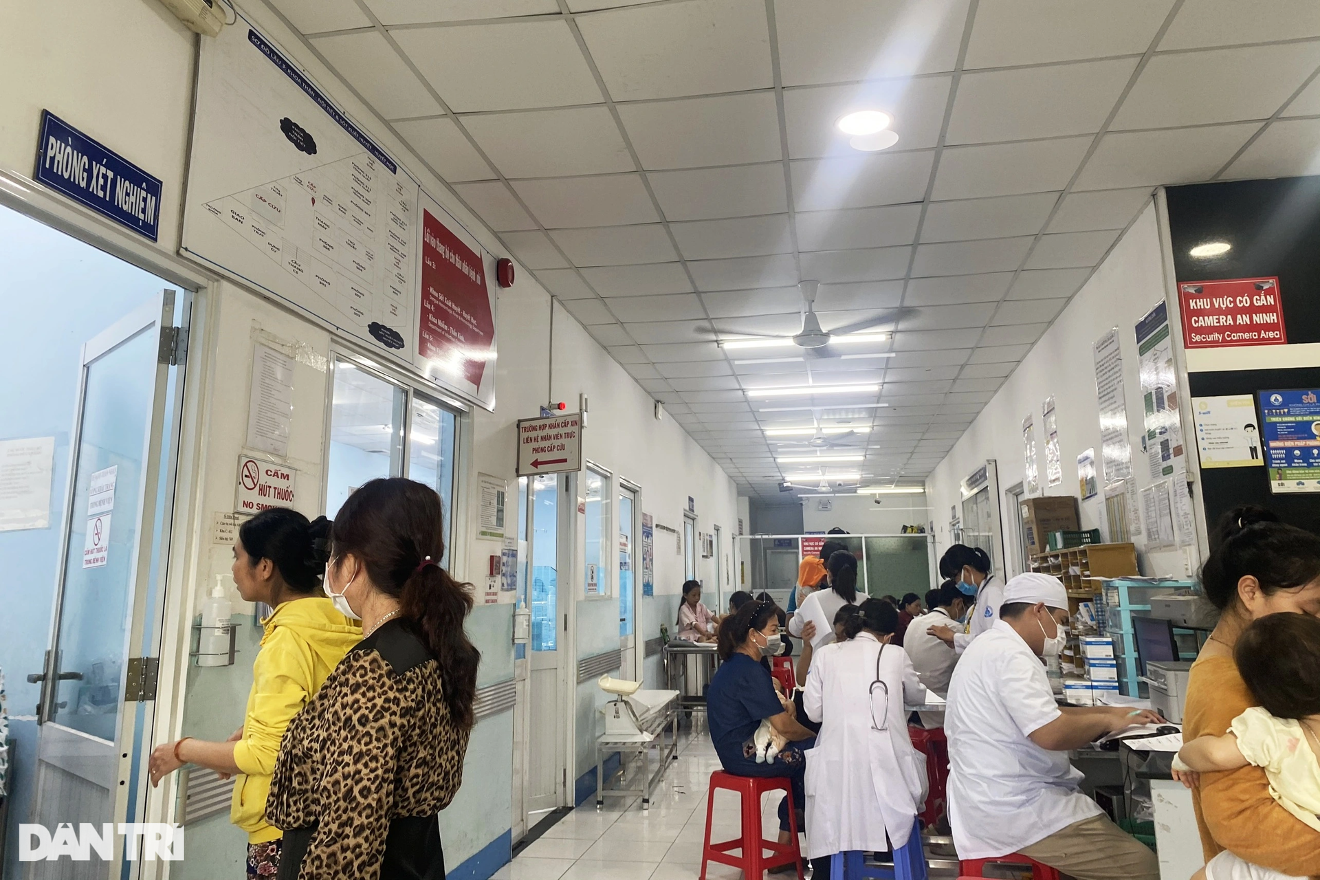 3 tuần oằn mình của bà mẹ bỏ việc chăm 2 con mắc sốt xuất huyết - 7 3 tuần oằn mình của bà mẹ bỏ việc chăm 2 con mắc sốt xuất huyết - 7