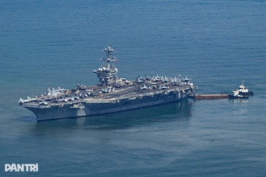 Tàu sân bay năng lượng hạt nhân USS George Washington cập cảng Đà Nẵng