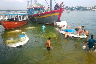 3 ca nô du lịch cùng bị chìm trong đêm