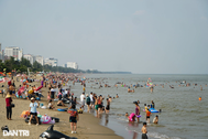 Ngày nghỉ lễ đầu tiên, biển Sầm Sơn thưa thớt người