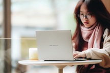 ASUS ra mắt laptop AI mỏng nhẹ tại Việt Nam, chỉ từ 980 gram