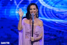 Katy Perry nói tiếng Việt, trình diễn loạt bài hát đình đám tại Hà Nội