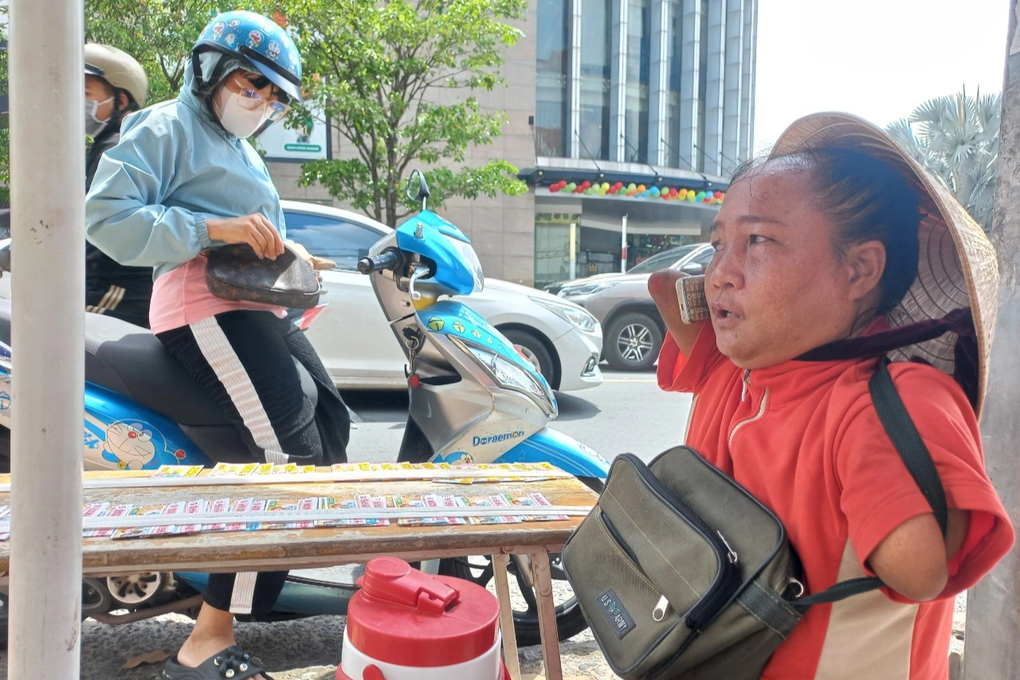 Người bán vé số không tay, không chân ở Đồng Nai bị tráo 840 tờ - 2 Người bán vé số không tay, không chân ở Đồng Nai bị tráo 840 tờ - 2