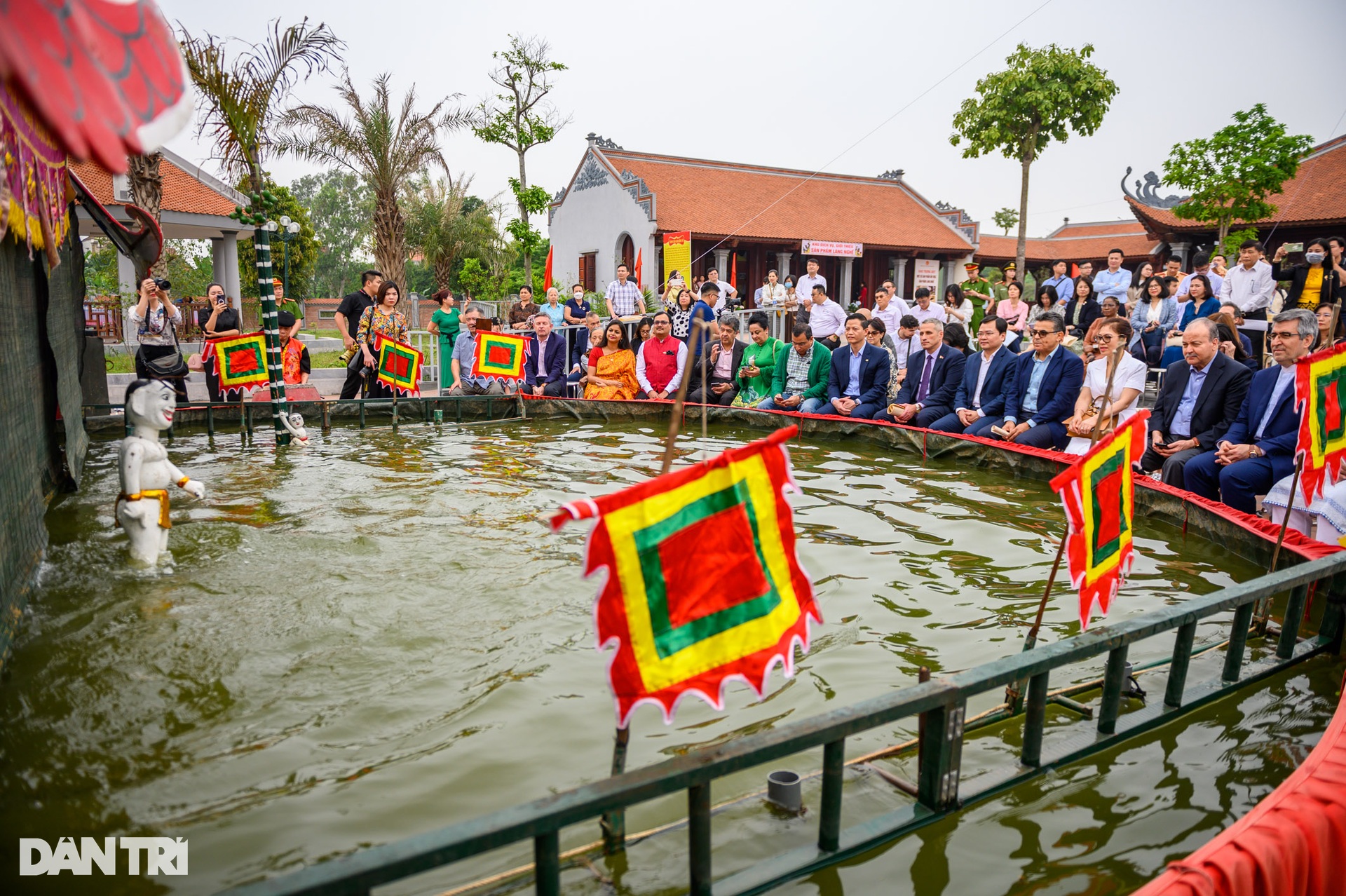 Đại sứ nước ngoài thích thú làm tranh Đông Hồ, mặc áo tứ thân - 8 Đại sứ nước ngoài thích thú làm tranh Đông Hồ, mặc áo tứ thân - 8
