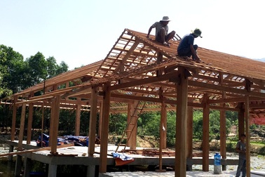 Đang tháo dỡ khu du lịch trái phép trong rừng phòng hộ