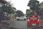 Ô tô quay đầu bất cẩn, đè bẹp xe máy