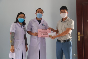 Báo Dân trí trao tiền ủng hộ nơi  tuyến đầu chống "giặc" Covid-19