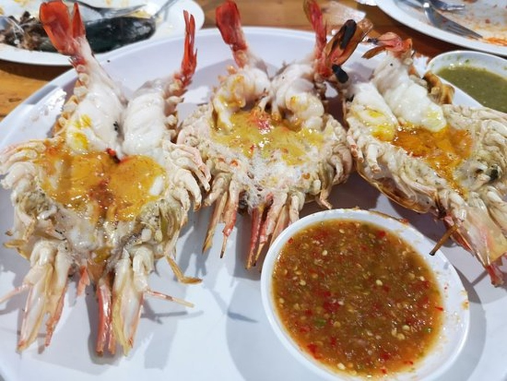 Quán hải sản nóng bỏng với dàn phục vụ nam cơ bắp vạm vỡ bất ngờ đóng cửa - 3 Quán hải sản nóng bỏng với dàn phục vụ nam cơ bắp vạm vỡ bất ngờ đóng cửa - 3