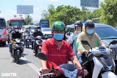 Hàng nghìn người miền Tây chạy xe máy nối đuôi nhau trở lại TPHCM