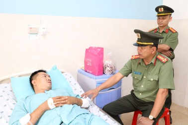 Đại úy công an và 2 bảo vệ dân phố ở Tây Ninh bị đâm trọng thương