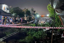 Tàu hỏa đâm ô tô chở 9 người ở Hải Phòng