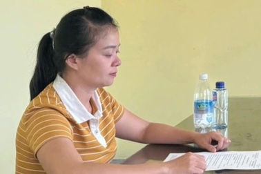 Nữ công chức địa chính yêu cầu người dân nộp 30 triệu đồng tiền làm "sổ đỏ"