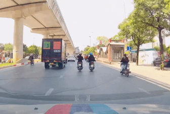 Mải "buôn chuyện", người phụ nữ đi xe máy ngã nhào vì phanh gấp né ô tô tải