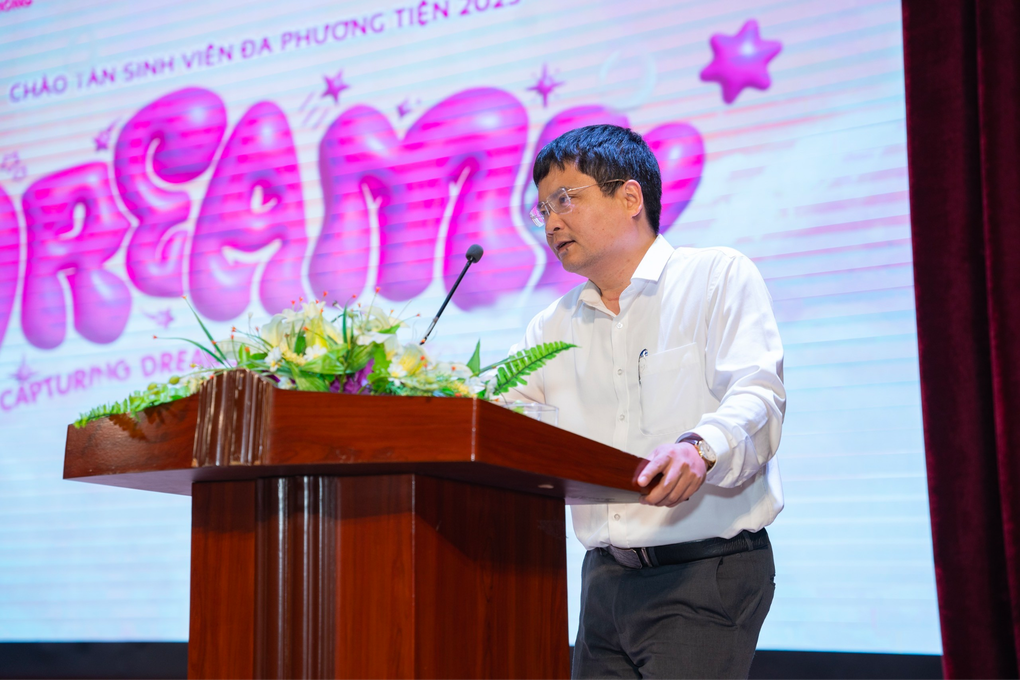 Đủ cung bậc cảm xúc trong đêm nhạc chào tân sinh viên ở Hà Nội - 1 Đủ cung bậc cảm xúc trong đêm nhạc chào tân sinh viên ở Hà Nội - 1