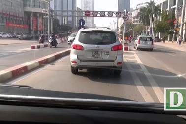 Sự nguy hiểm của những pha tạt đầu buýt nhanh Hà Nội nhìn từ ghế lái