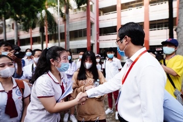 Thứ trưởng Bộ GD&ĐT Nguyễn Văn Phúc kiểm tra thi, động viên thí sinh TPHCM