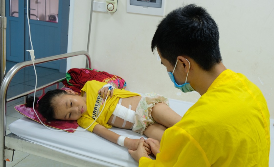 Thương bé gái 9 tuổi bị cắt lách, em trai đối diện tử thần cầu cứu sự sống - 4 Thương bé gái 9 tuổi bị cắt lách, em trai đối diện tử thần cầu cứu sự sống - 4