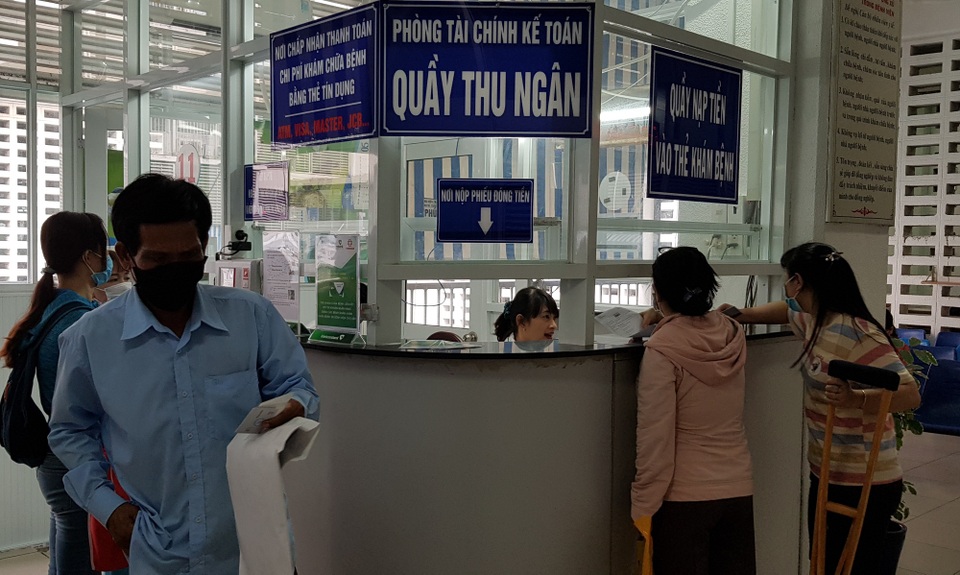 Dùng thẻ khám bệnh để chống “cò bệnh viện” và nạn móc túi - 2 Dùng thẻ khám bệnh để chống “cò bệnh viện” và nạn móc túi - 2