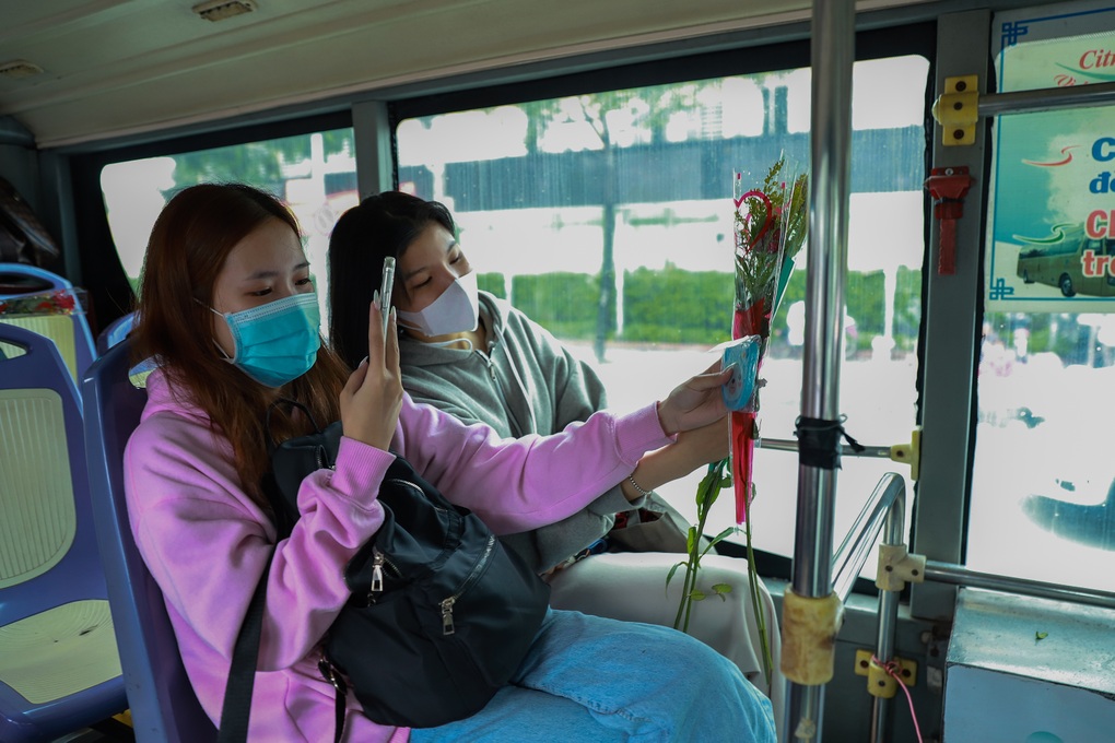 Phụ nữ TPHCM bất ngờ được tặng hoa, quà khi đi xe buýt - 11 Phụ nữ TPHCM bất ngờ được tặng hoa, quà khi đi xe buýt - 11
