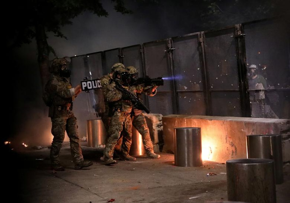 100 ngày biểu tình sắc tộc bùng phát, cảnh sát Mỹ hứng bom xăng - 3 100 ngày biểu tình sắc tộc bùng phát, cảnh sát Mỹ hứng bom xăng - 3