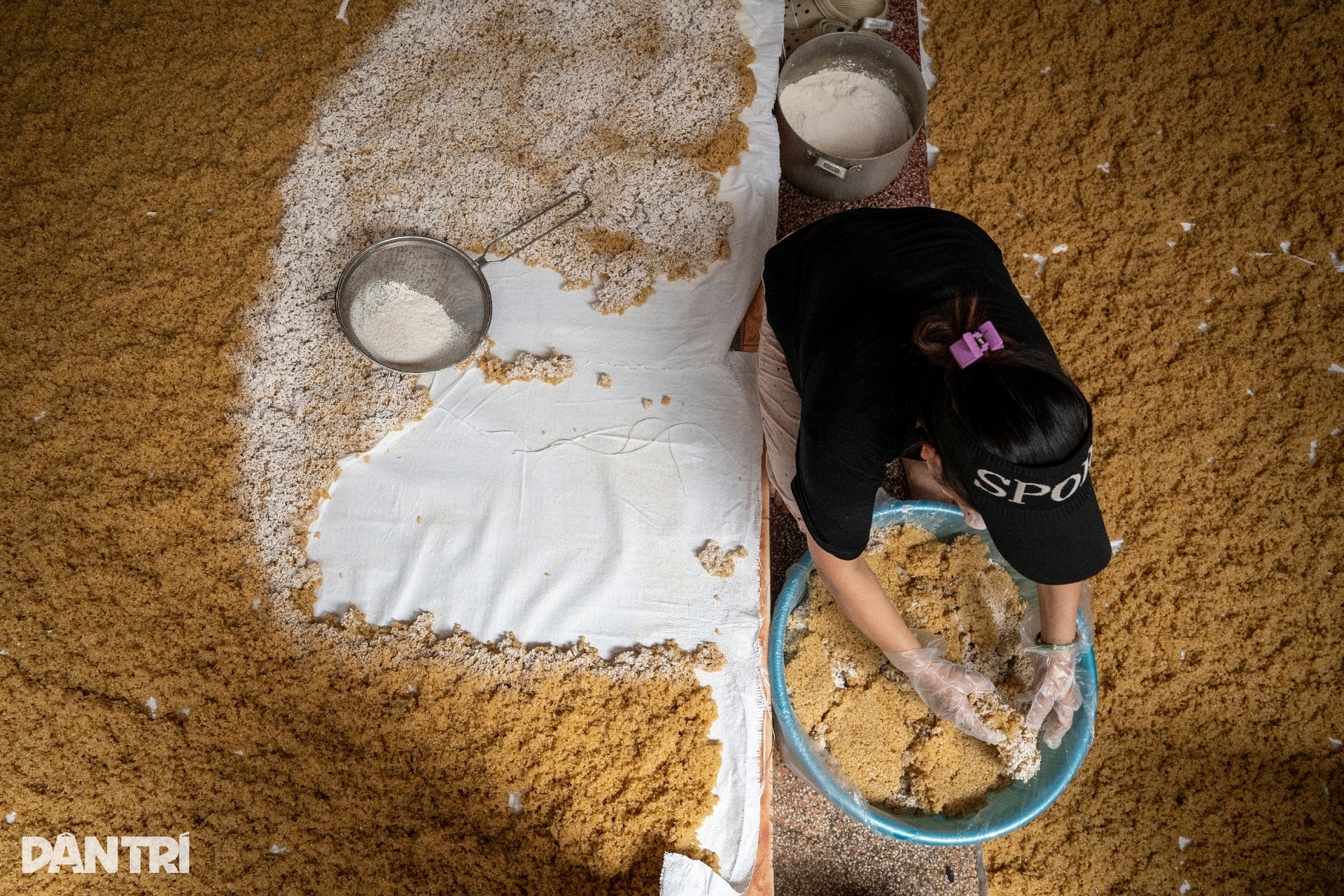 Người làng nghề ở Hà Nội xuyên đêm làm cả tấn rượu nếp phục vụ Tết Đoan Ngọ - 1 Người làng nghề ở Hà Nội xuyên đêm làm cả tấn rượu nếp phục vụ Tết Đoan Ngọ - 1