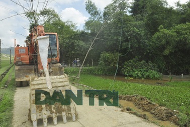 Nam thanh niên lái máy múc bị điện giật tử vong