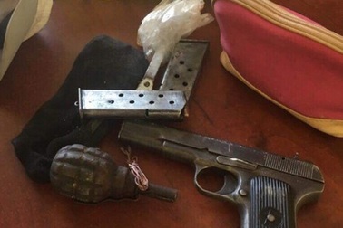 Khởi tố đối tượng dùng súng bắn trả công an khi bị truy bắt