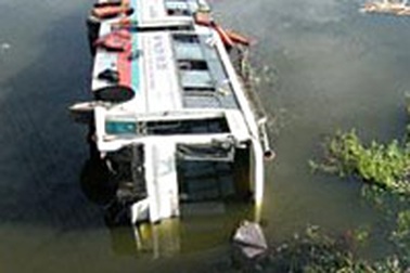 Xe khách lao xuống sông, 12 người bị thương