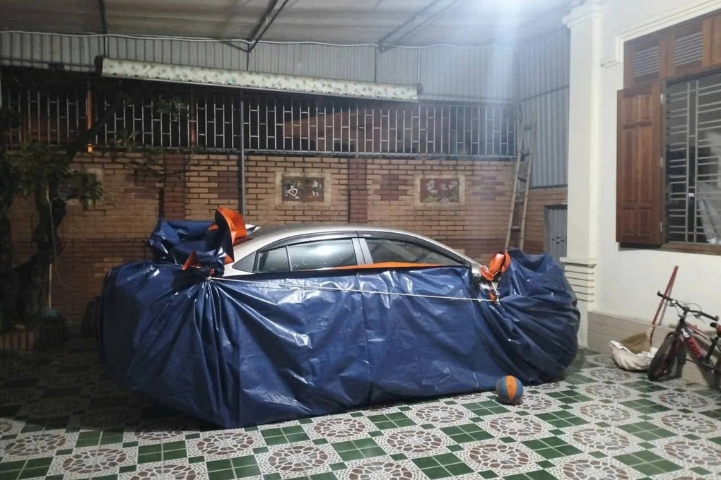 Lo bão số 5, người dân Nghệ An tìm cách bảo vệ ô tô chỉ với tấm bạt - 2 Lo bão số 5, người dân Nghệ An tìm cách bảo vệ ô tô chỉ với tấm bạt - 2