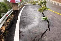 Ảnh hưởng bão số 9, nhiều tuyến đường tỉnh Kon Tum sạt lở, "nứt toác"