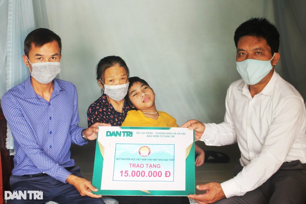 Cha lao phổi, con bị bại não được bạn đọc giúp đỡ hơn 200 triệu đồng - 3 Cha lao phổi, con bị bại não được bạn đọc giúp đỡ hơn 200 triệu đồng - 3