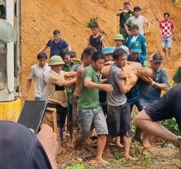 Hơn một giờ giải cứu người đàn ông bị đất đá sạt lở, vùi lấp ở Tuyên Quang - 2