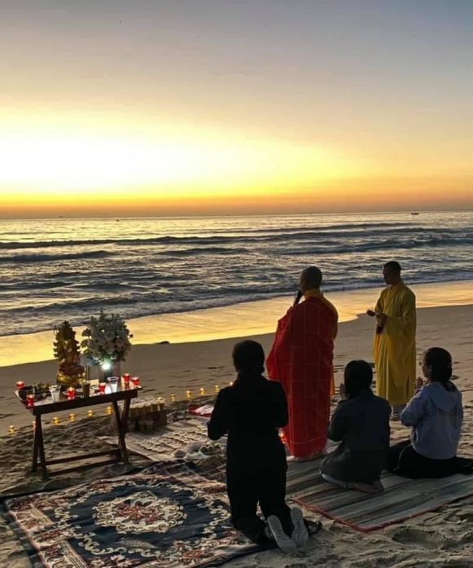 Mẹ và vợ chưa cưới tổ chức lễ cúng cho cố diễn viên Hải Đăng trên bãi biển - 2 Mẹ và vợ chưa cưới tổ chức lễ cúng cho cố diễn viên Hải Đăng trên bãi biển - 2