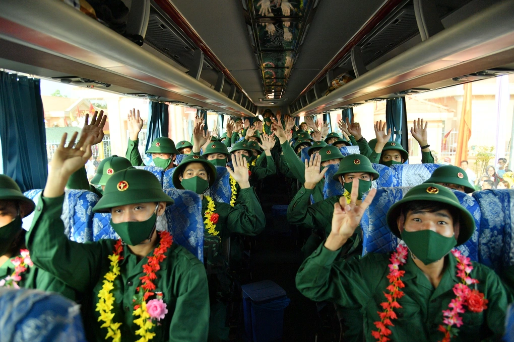 Hai thanh niên bỏ công việc, chức vụ, tình nguyện lên đường nhập ngũ - 10 Hai thanh niên bỏ công việc, chức vụ, tình nguyện lên đường nhập ngũ - 10