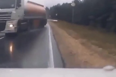 Tài xế phản ứng cực nhanh tránh tình huống va chạm nguy hiểm