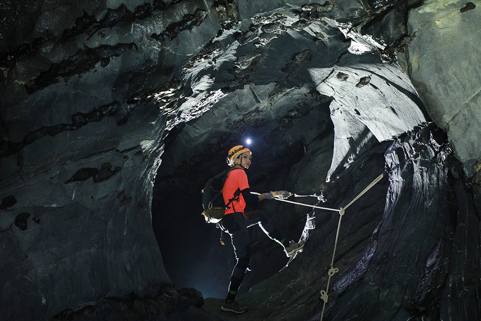 Hoa hậu H’hen Niê “hú hồn” vì bị trượt té khi thám hiểm hang Sơn Đoòng - 17