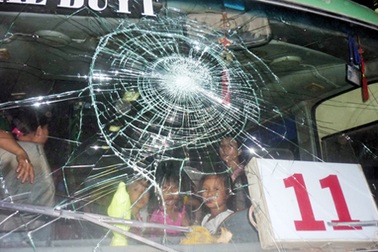 Đập vỡ kính xe buýt vì... nghe bấm còi