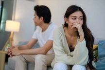 Mở hợp đồng bảo hiểm của chồng, tôi ê chề khi biết người thụ hưởng là ai