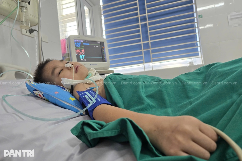 Bé trai 8 tuổi nguy kịch vì viêm não, cha nghèo khẩn cầu cứu con - 2 Bé trai 8 tuổi nguy kịch vì viêm não, cha nghèo khẩn cầu cứu con - 2