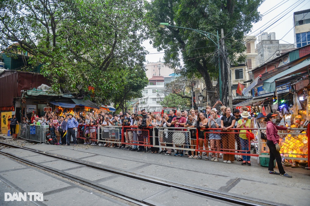 Tàu vừa đi qua, hàng trăm du khách ùa vào phố cà phê đường tàu ở Hà Nội - 9 Tàu vừa đi qua, hàng trăm du khách ùa vào phố cà phê đường tàu ở Hà Nội - 9