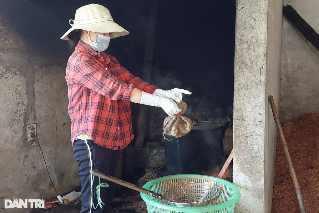 Cả ngày vã mồ hôi tuốt lươn, tiền công bằng 3 tô phở - 7 Cả ngày vã mồ hôi tuốt lươn, tiền công bằng 3 tô phở - 7