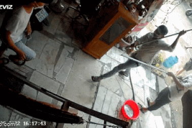 Xin tiền đi nhậu không được, côn đồ bổ ống sắt vào đầu nhân viên bãi xe