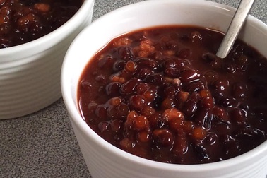 Mong thoát ế, giới trẻ đổ xô đi mua chè đậu đỏ về ăn lấy may