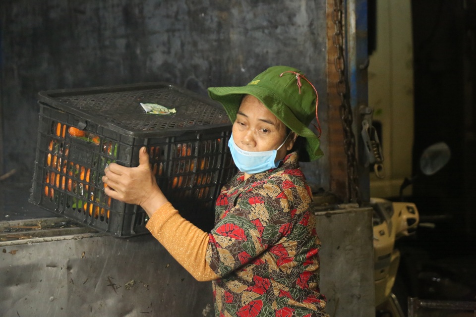 Ngày 8/3 của nữ cửu vạn kéo xe hàng nặng cả tấn ở chợ Long Biên - 7 Ngày 8/3 của nữ cửu vạn kéo xe hàng nặng cả tấn ở chợ Long Biên - 7