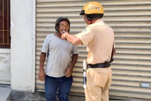 Uống bia sau đám tang, người đàn ông bị CSGT TPHCM xử phạt