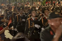 Đoàn diễu binh hát "Nơi này có anh" của Sơn Tùng M-TP, dân mạng thích thú