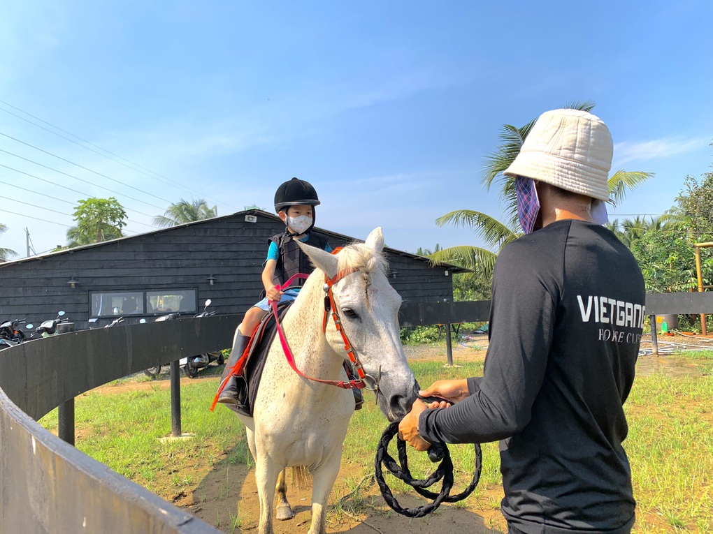 Người lớn, trẻ nhỏ chi gần nửa triệu đồng cho 45 phút cưỡi ngựa dịp hè - 2 Người lớn, trẻ nhỏ chi gần nửa triệu đồng cho 45 phút cưỡi ngựa dịp hè - 2
