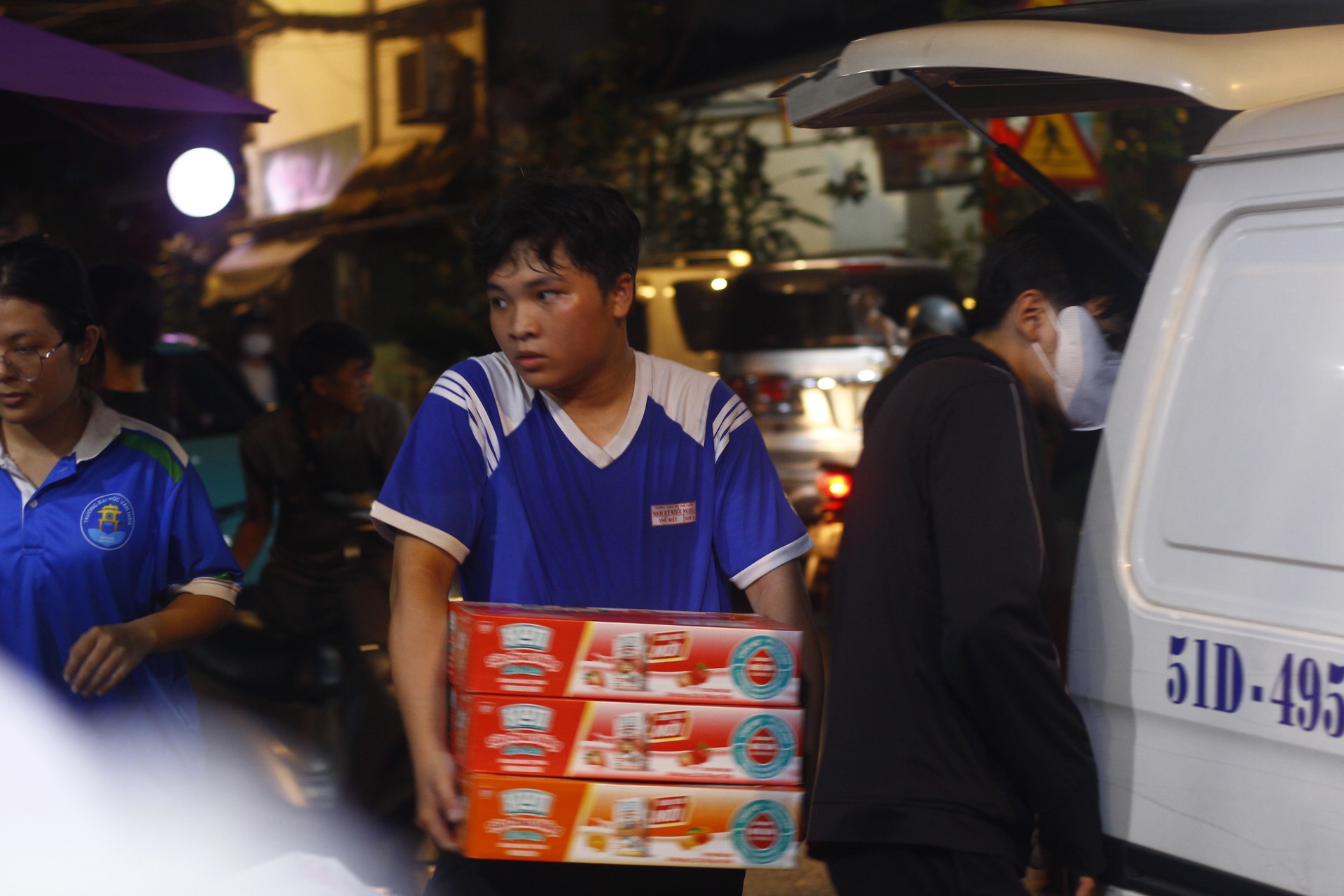 Những chuyến hàng yêu thương từ TPHCM ngược ra vùng lũ miền Bắc - 10